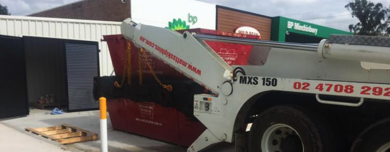 Rubbish skip bin